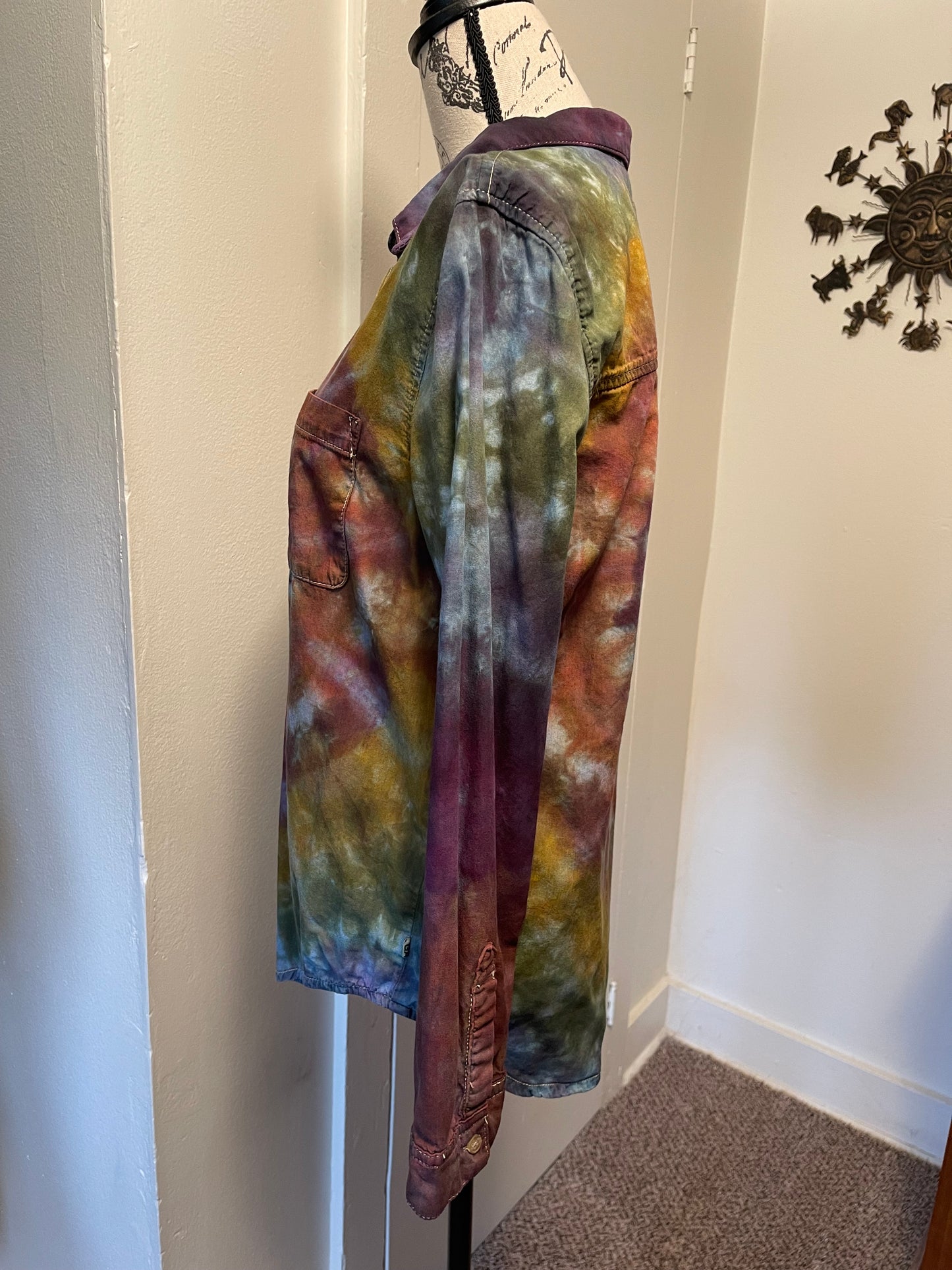 Women’s Small Spiral Button Down Shirt