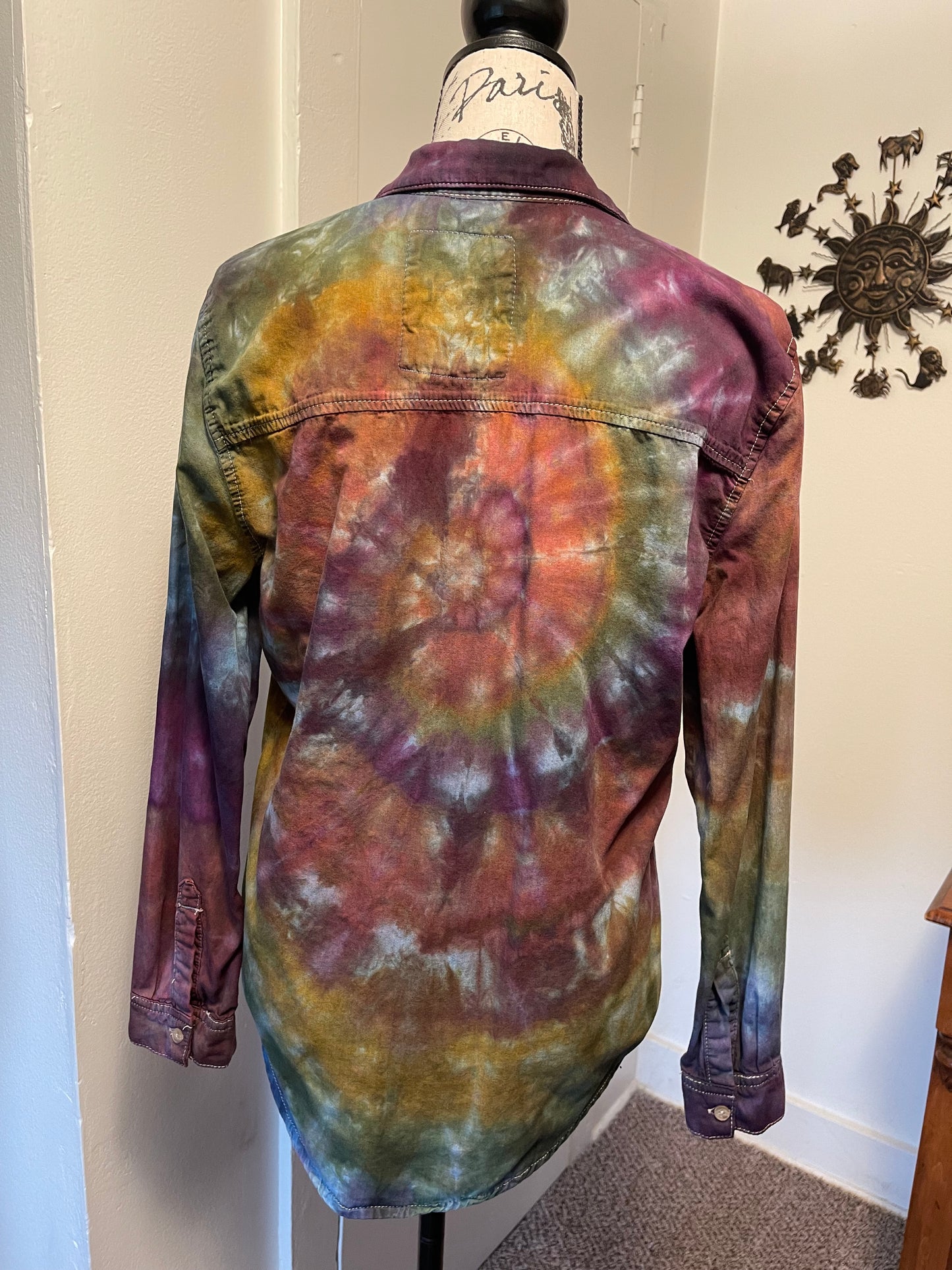 Women’s Small Spiral Button Down Shirt