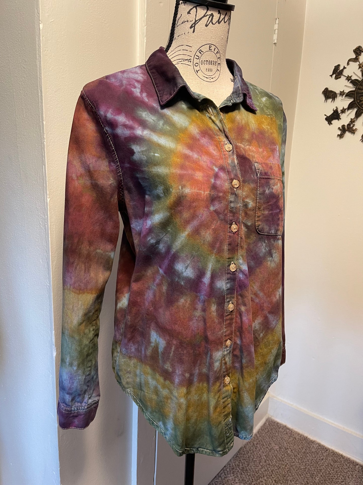 Women’s Small Spiral Button Down Shirt