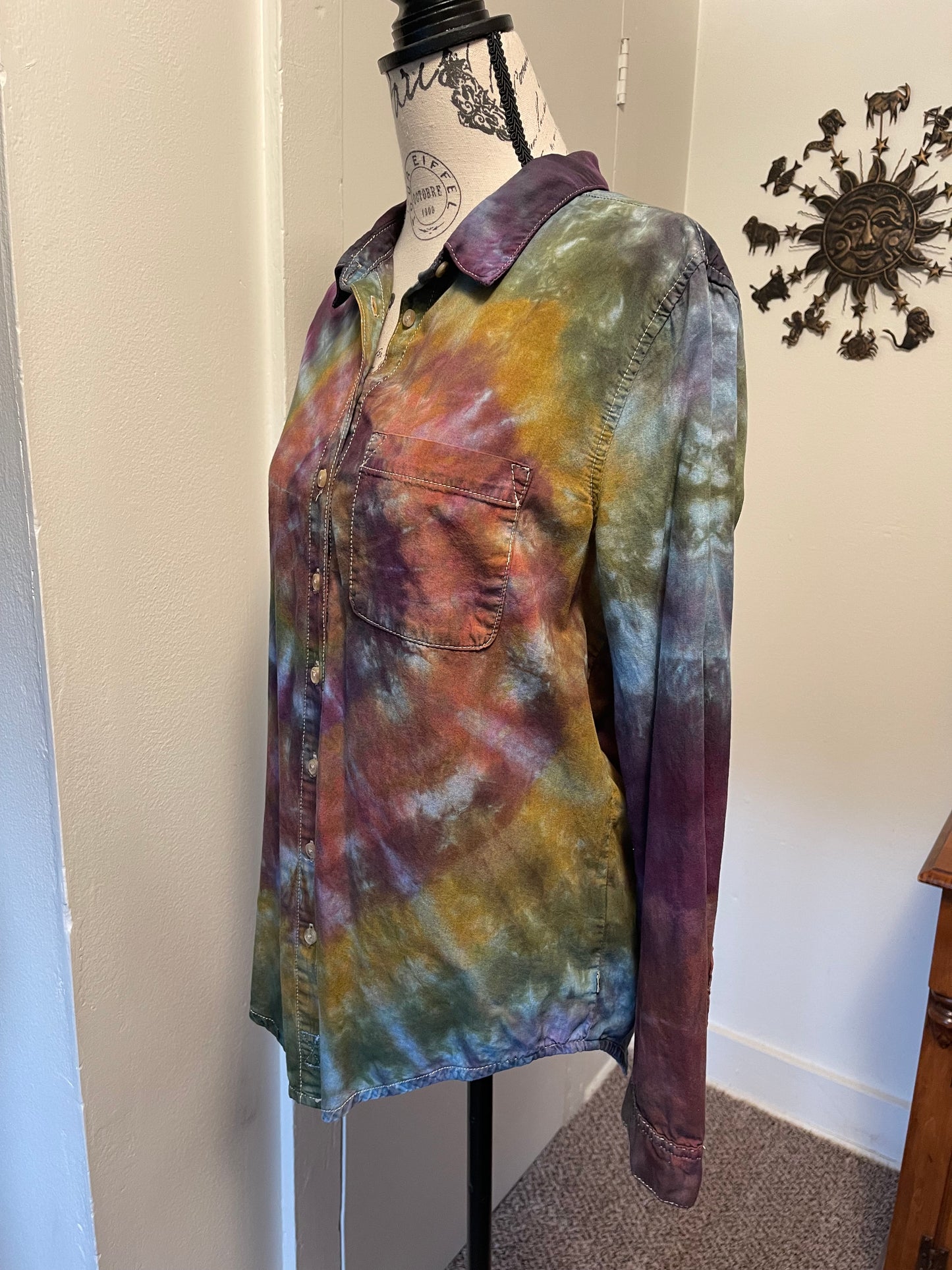 Women’s Small Spiral Button Down Shirt