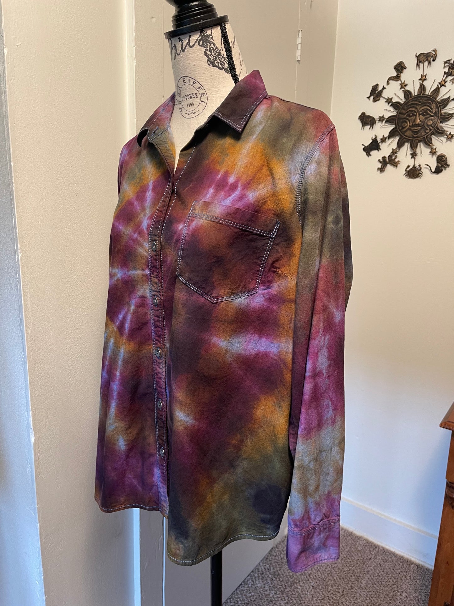 XL/LG Women’s Spiral Button Down Shirt